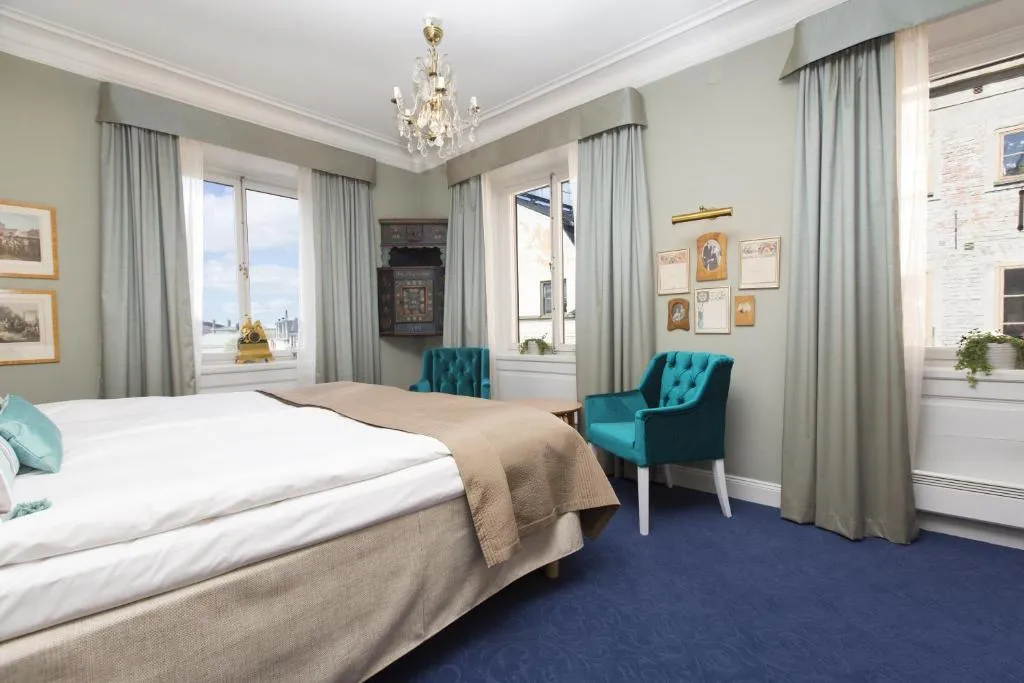 Image 2 of Lady Hamilton Hotel