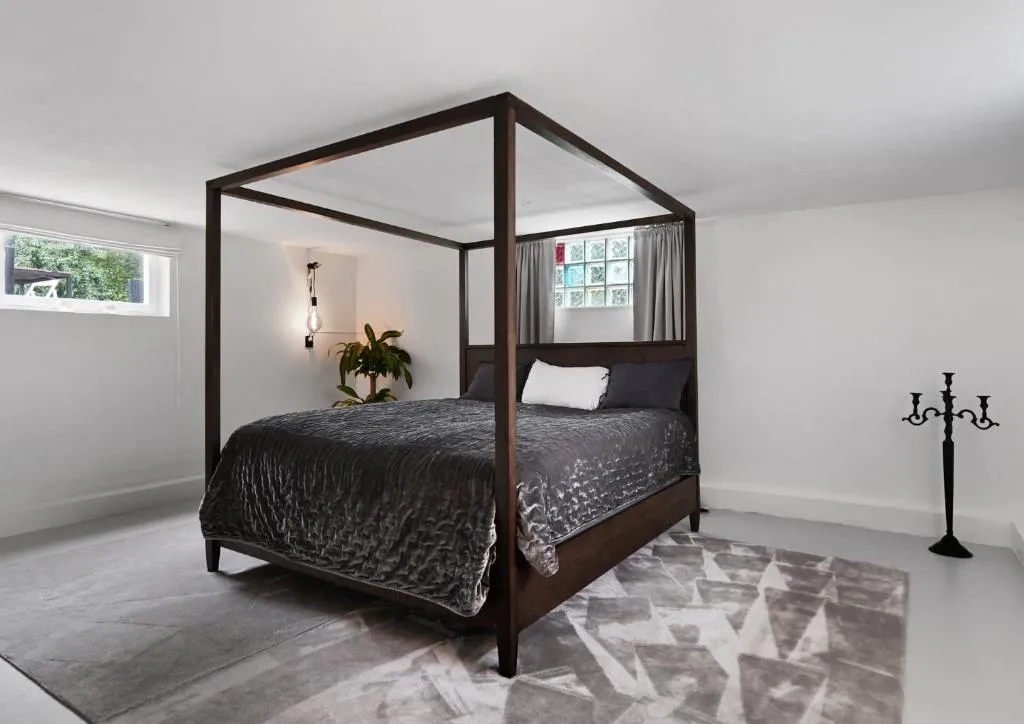 Image 6 of Luxurious & Cozy 2 Train Stops to City King Beds