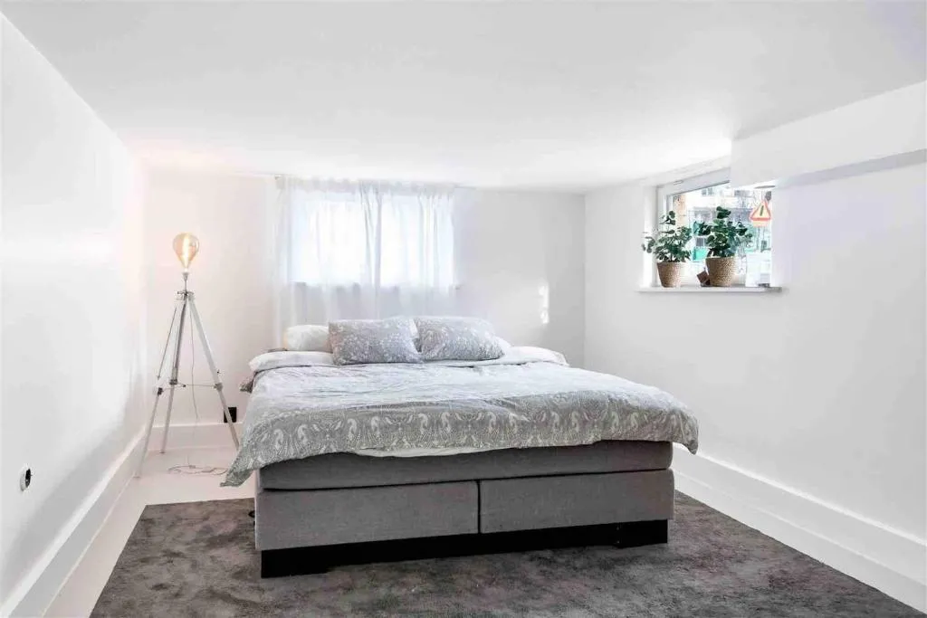 Image 2 of Luxurious & Cozy 2 Train Stops to City King Beds