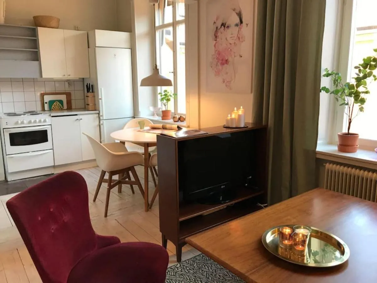 Image 2 of Bohemian and light one room apartment in SoFo 31sqm